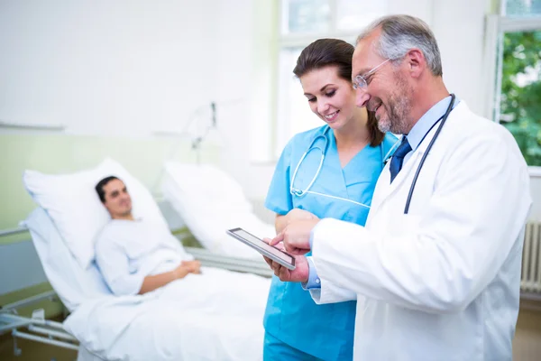 Arzt und Krankenschwester diskutieren auf digitalem Tablet — Stockfoto