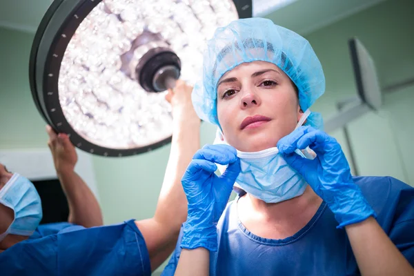 Γυναικεία χειρούργος φορώντας μάσκα χειρουργική — Φωτογραφία Αρχείου