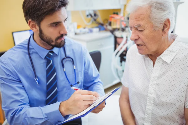 Paciente consultando a un médico — Foto de Stock
