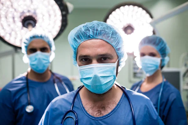 Chirurgen staan in operatie kamer — Stockfoto