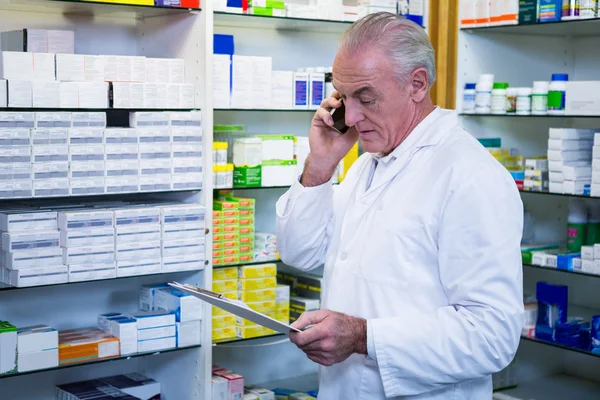Pharmacist talking on phone — Stock Photo, Image