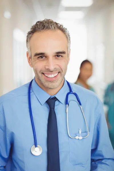 Medico felice in ospedale Foto Stock