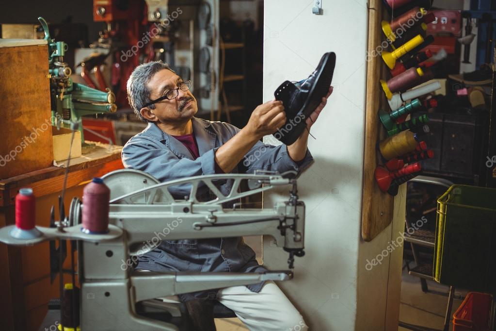 Женщина обувщик. Обувная мастерская. Сапожное ремесло. Как называется сапожник. Чинит обувь.