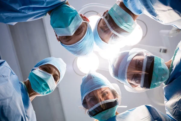 Chirurgiens regardant la caméra dans la salle d'opération — Photo