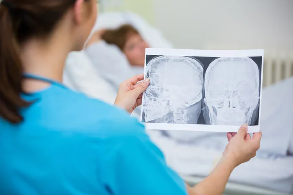 Krankenschwester untersucht Röntgenbild auf Krankenhausstation — Stockfoto