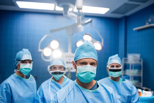 Cirujanos de pie en la sala de operaciones — Foto de Stock