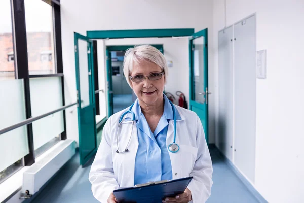 Женщина-врач с планшетом в больнице — стоковое фото