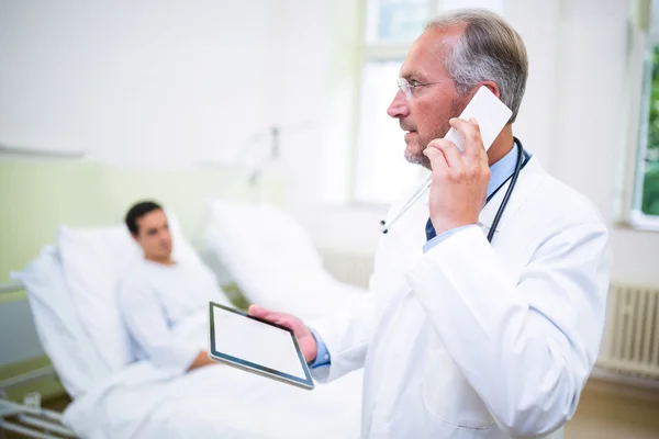 Doctor talking on mobile phone — Stock Photo, Image