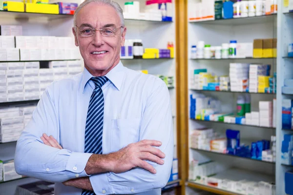 Farmacêutico de pé de braços cruzados — Fotografia de Stock