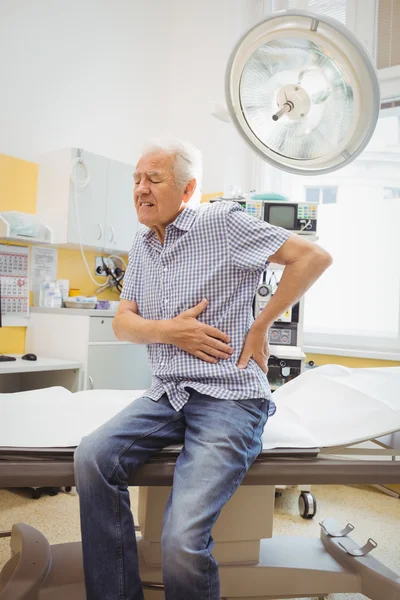 Älterer Mann mit Rückenschmerzen — Stockfoto