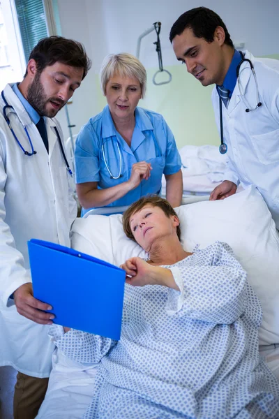 Médicos mostrando relatório médico ao paciente — Fotografia de Stock