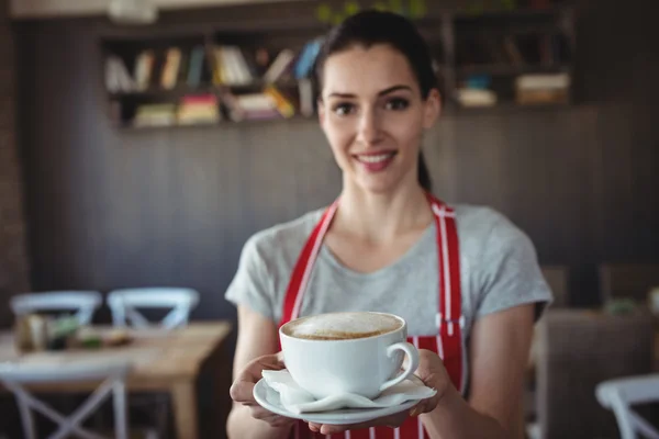 Ženské baker drží šálek kávy — Stock fotografie