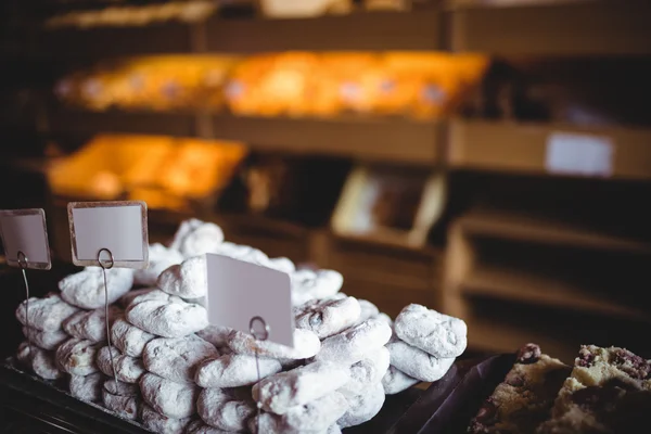 Zoete voedingsmiddelen in bakkerij winkel — Stockfoto