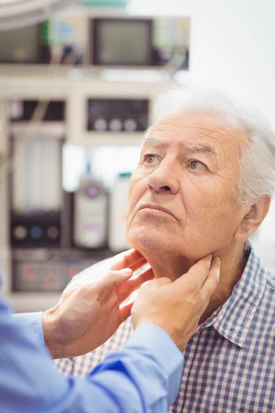 Médecin examinant un patient — Photo