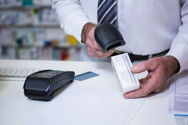 Farmacêutico que utiliza o scanner de código de barras na caixa de medicamentos — Fotografia de Stock