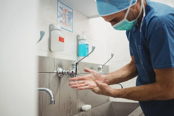 Homme chirurgien se laver les mains — Photo