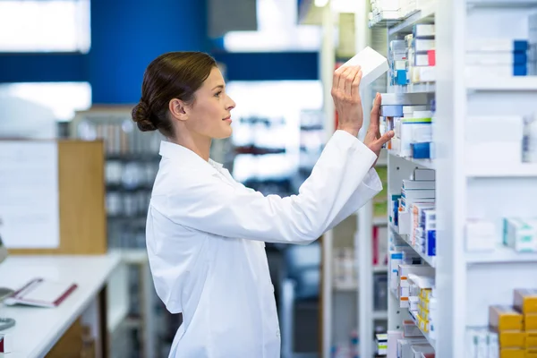 Apotheker controleren geneeskunde in plat — Stockfoto
