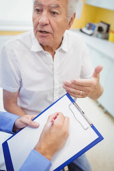 Paciente consultar um médico — Fotografia de Stock