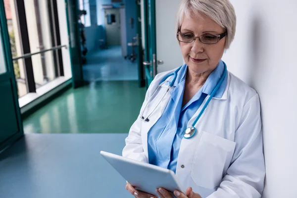 Médico usando tableta en el pasillo —  Fotos de Stock