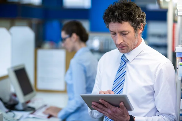 Farmacéutico usando tableta digital — Foto de Stock