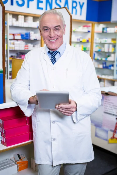 Farmacêutico que utiliza um comprimido digital — Fotografia de Stock