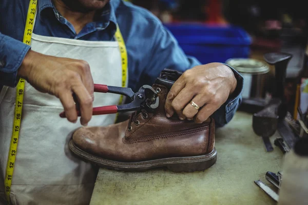 Обувщик чинит обувь — стоковое фото
