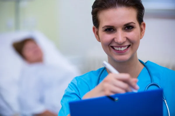 Enfermeira segurando um relatório médico — Fotografia de Stock