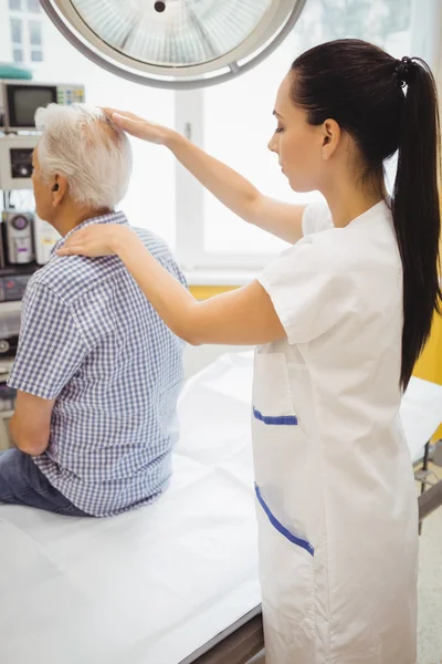 Médecin féminin examinant un patient — Photo