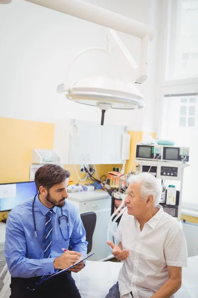 Paciente consultar um médico — Fotografia de Stock