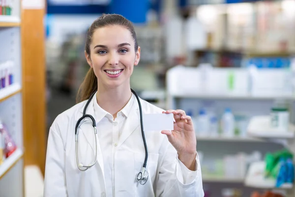 Farmacista che tiene una scatola delle pillole in farmacia — Foto Stock