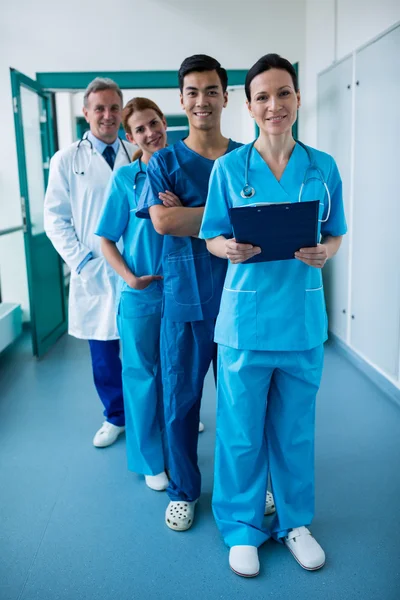 Chirurgové a lékaři stál v chodbě — Stock fotografie