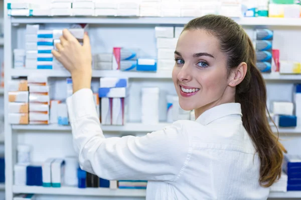 Pharmacien vérifiant un médicament en pharmacie — Photo