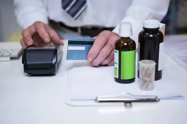 Pharmacist using payment terminal machine — Stock Photo, Image