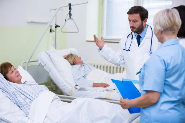 Läkare pratar med en äldre patient — Stockfoto