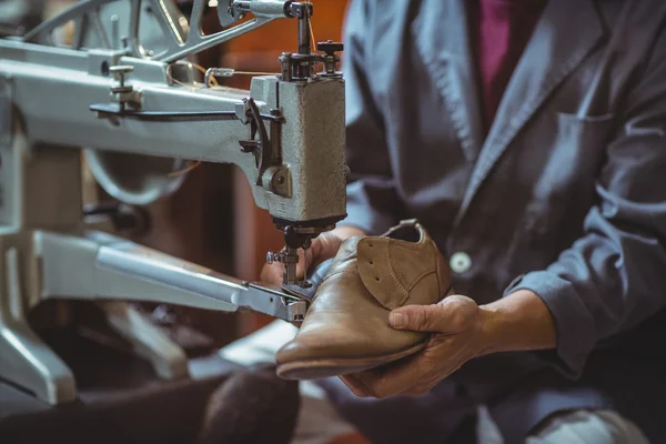 Shoemaker používat šicí stroj — Stock fotografie