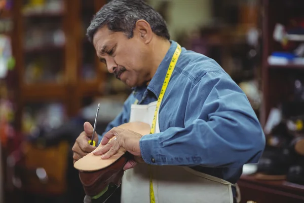 Zapatero reparando un zapato — Foto de Stock