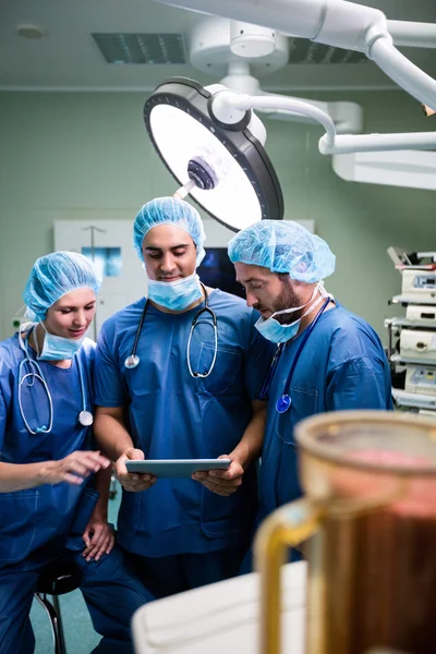 Tablet üzerinde tartışırken cerrahlar — Stok fotoğraf