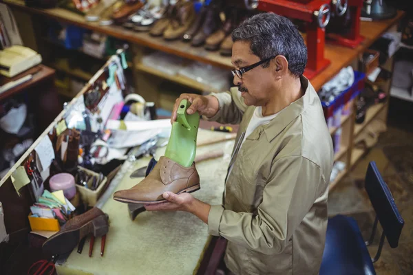 Zapatero reparando una suela de zapato — Foto de Stock