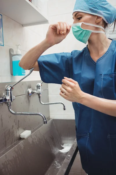 Chirurg handenwassen voorafgaand aan operatie — Stockfoto