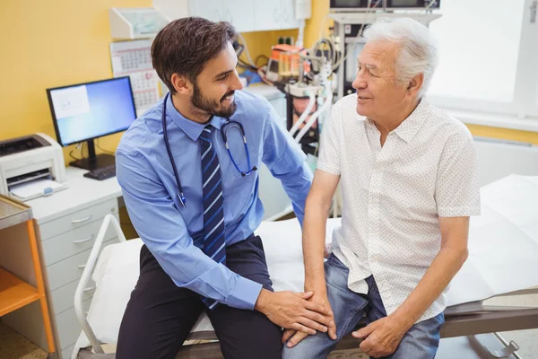 Médico masculino examinando um paciente — Fotografia de Stock