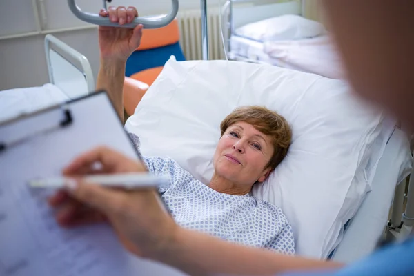 Patient liegt auf Bett — Stockfoto