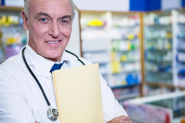 Apotheker mit Akte — Stockfoto