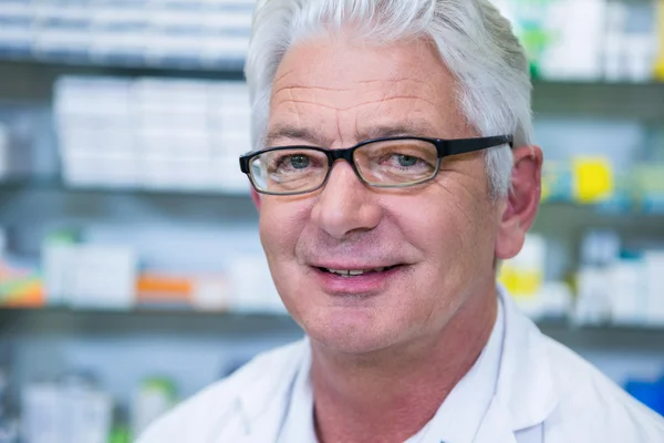 Lächelnder Apotheker in Brille — Stockfoto