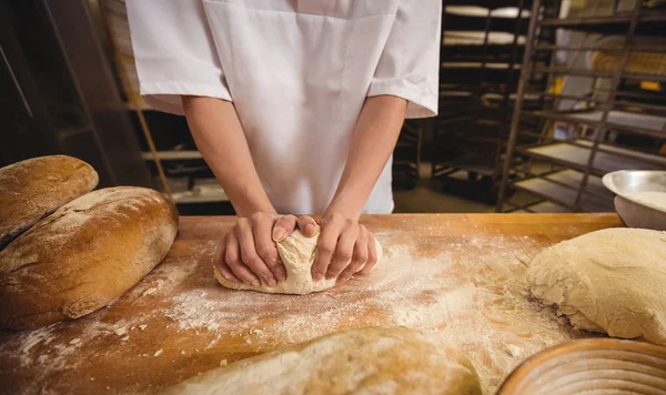 Samičí pekařka hnětá těsto — Stock fotografie