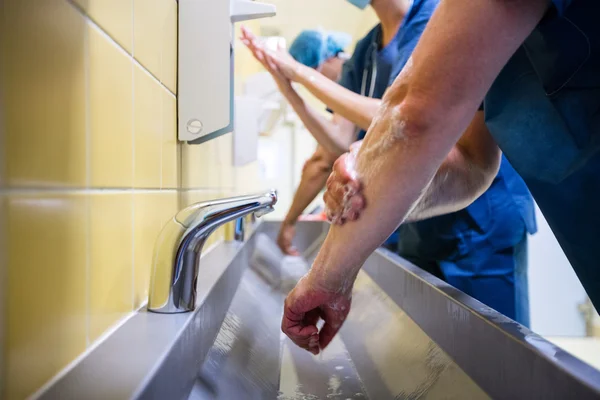 Surgeons washing their hands — Stock Photo, Image