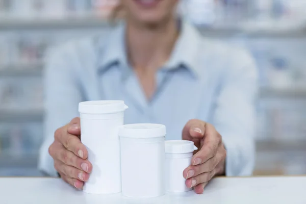 Фармацевт держит контейнер с лекарствами — стоковое фото