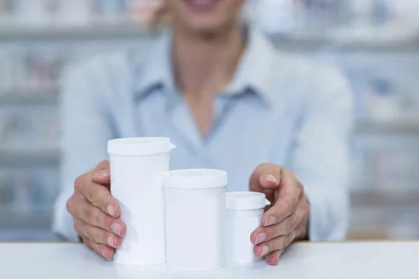 Apotheker houden geneeskunde container — Stockfoto