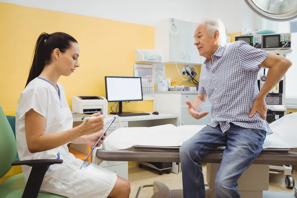 Doctor interacting with a patient — Stock Photo, Image