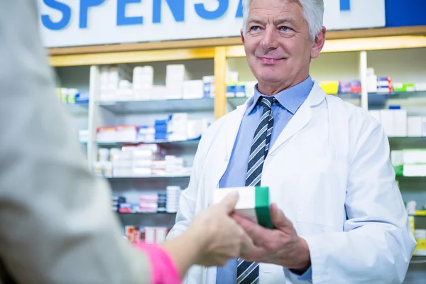 Apotheker geneeskunde geven aan klant — Stockfoto