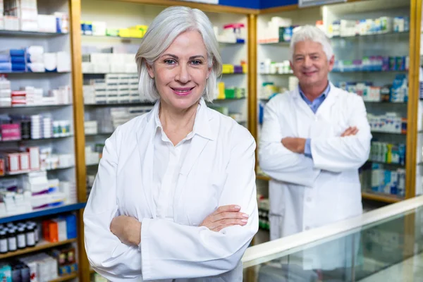 Farmacéuticos de pie con los brazos cruzados —  Fotos de Stock